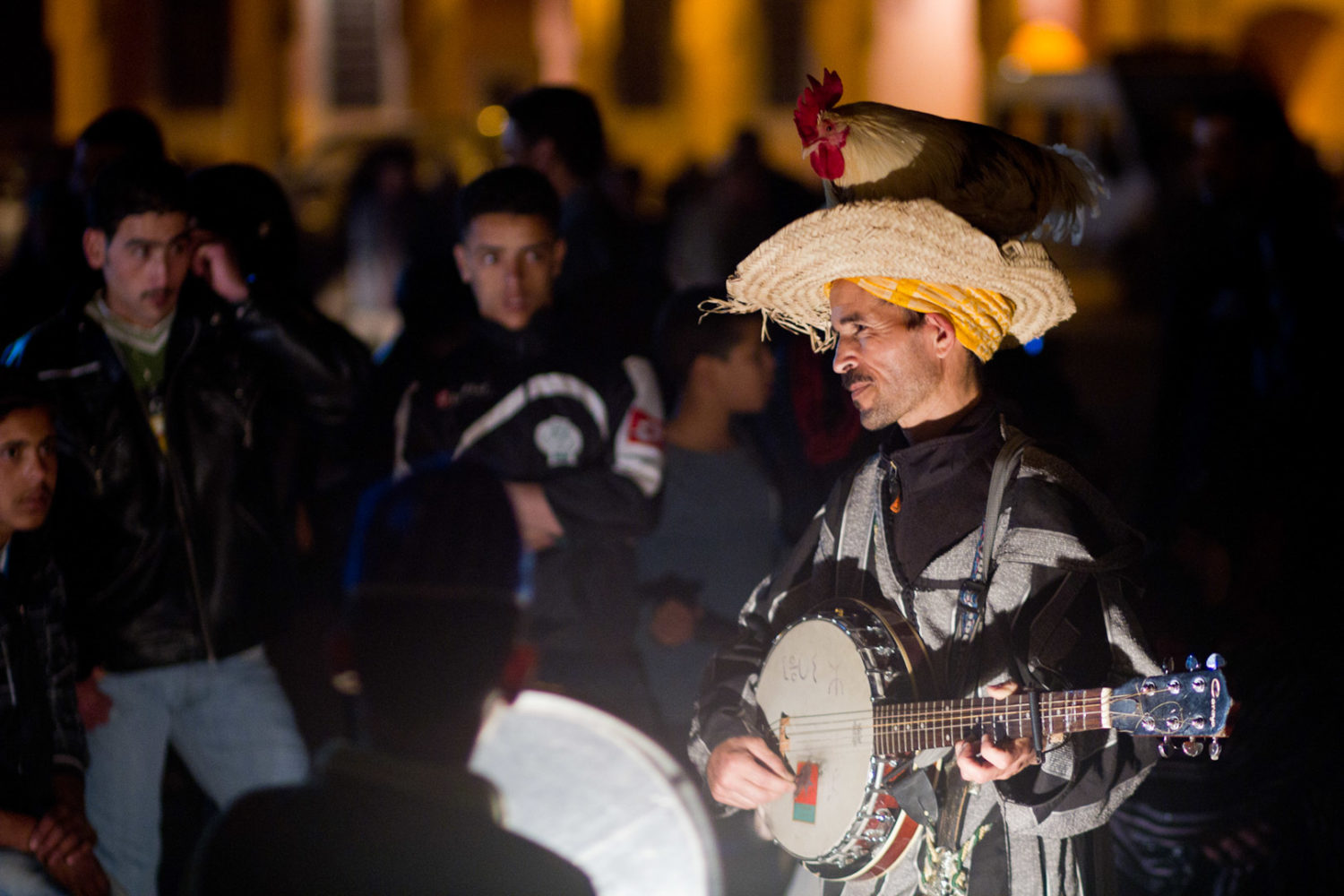 Músico showman callejero en la plazas Yamaa el Fna de Marrakech