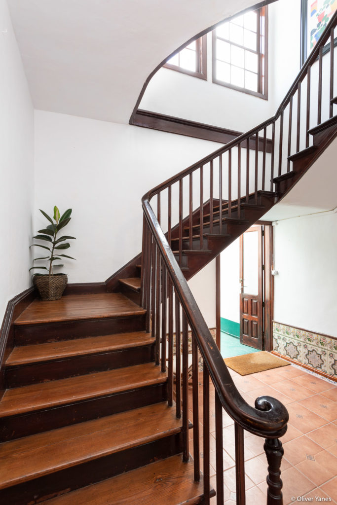 Escaleras de madera en casa de alquiler vacacional del Casco Histórico de La Laguna